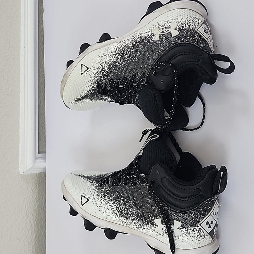 Under Armour Locked Down Kids' Black and White Foot Ball Cleat Sneaker Size 3.5Y - Picture 9 of 11